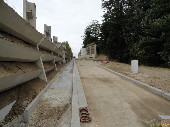 DSC01774.JPG - Chemin du Pélerin / rue de Moriensart : prêt pour l'asphaltage et finition du trottoir